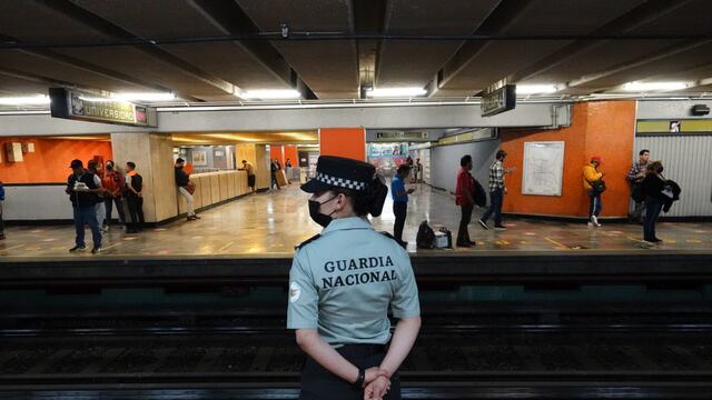 Guardia Nacional detiene a un joven en el Metro por realizar una pinta.