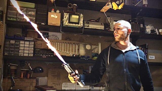 Alex Burkan con su sable láser de 'Star Wars'