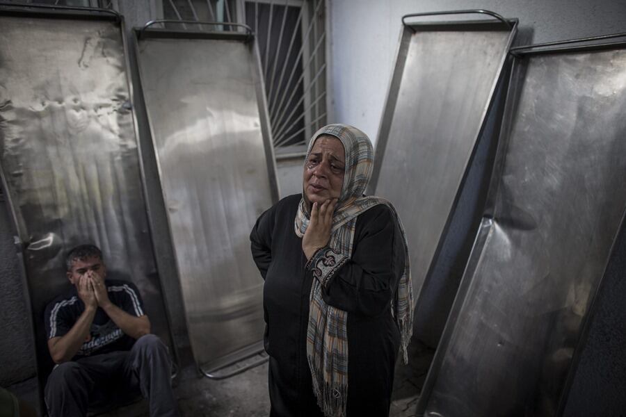 Varias personas lloran la muerte de un familiar en el hospital de Kamal Adwan en Beit Lahiya en Gaza, en una imagen de archivo.