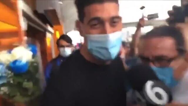 Esteban Andrada rechaza ramo de flores