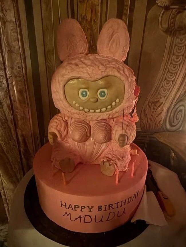 Madonna celebra cumpleaños 67 con pastel de Labubu