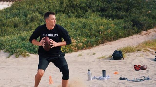 Brady entrena en la playa
