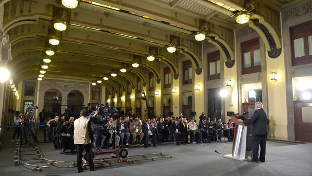 El presidente López Obrador habla con medios de comunicación en Palacio Nacional