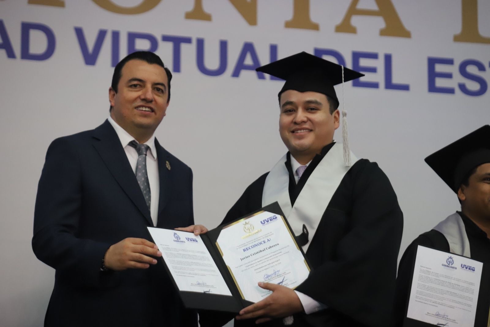 Libia Dennise encabeza histórica graduación de la UVEG en Ciudad de México.