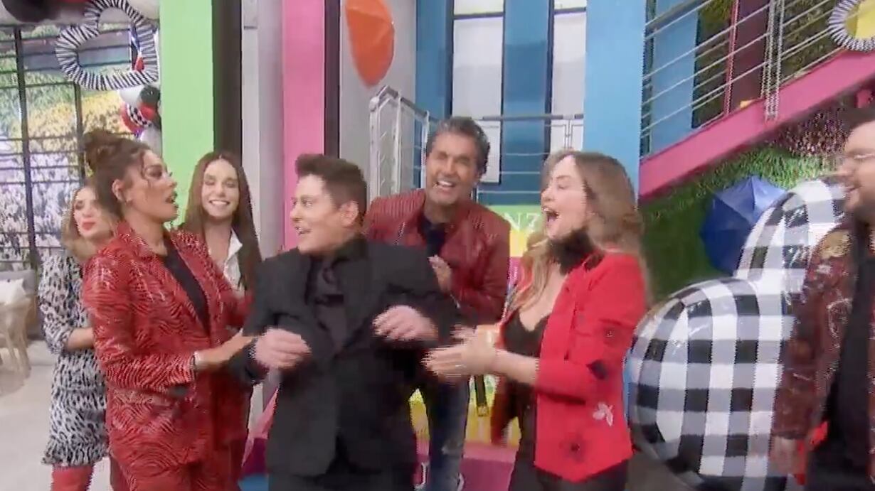 A Ernesto Laguardia lo extrañaron tanto en ‘Hoy’, que hasta le hicieron “bolita” en su regreso (VIDEO)