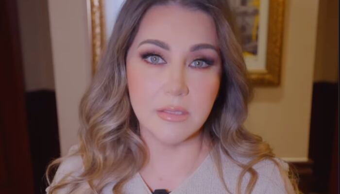 Alicia Villarreal se salvó por poquito de la caída de escenario en Gustavo A. Madero