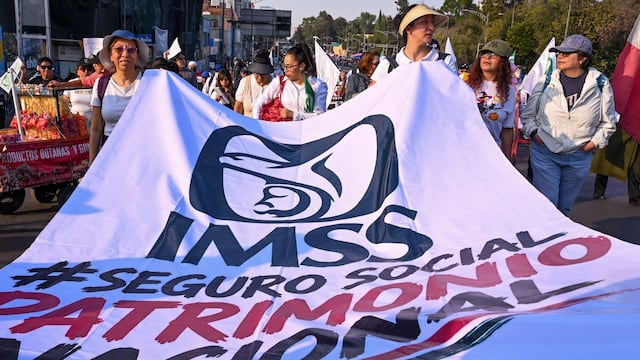 Megamarcha del IMSS busca llegar al Zócalo en medio de festejos y homenaje a Cárdenas