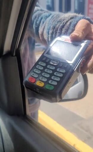 Limpiaparabrisas con terminal bancaria