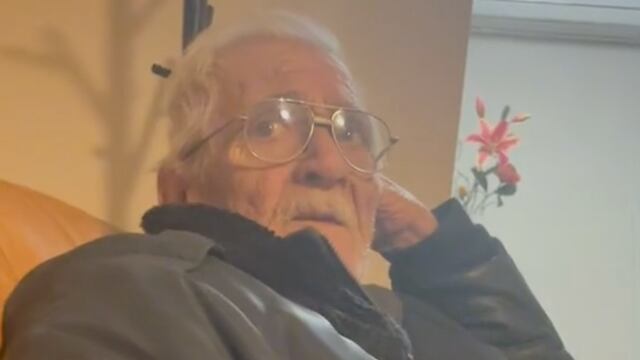 Abuelo que aconseja a su nieta