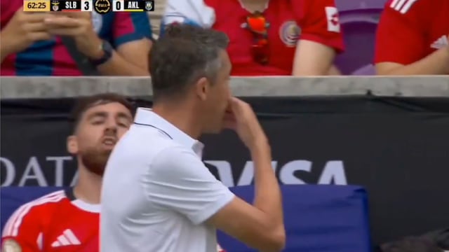 Jugador del Benfica insulta a su entrenador por sacarlo de cambio; el DT le cantó el gol que metió el reemplazo.
