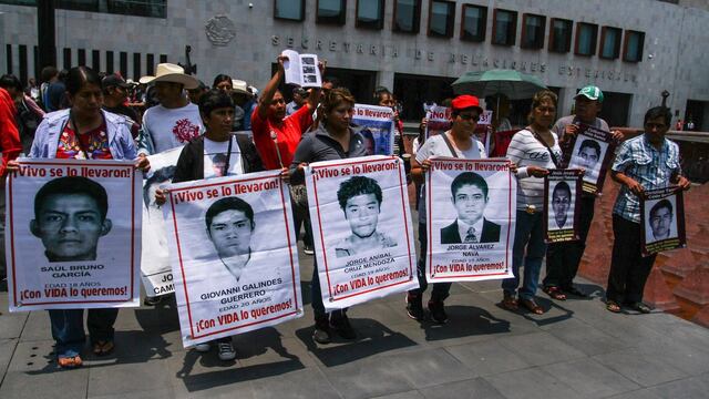 Protesta de padres de los 43 normalistas desaparecidos en 2014.