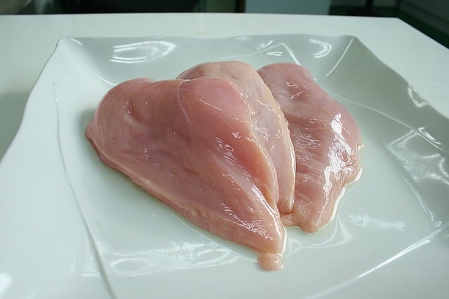 ¿Cuánto dura el pollo refrigerado cuando está crudo?