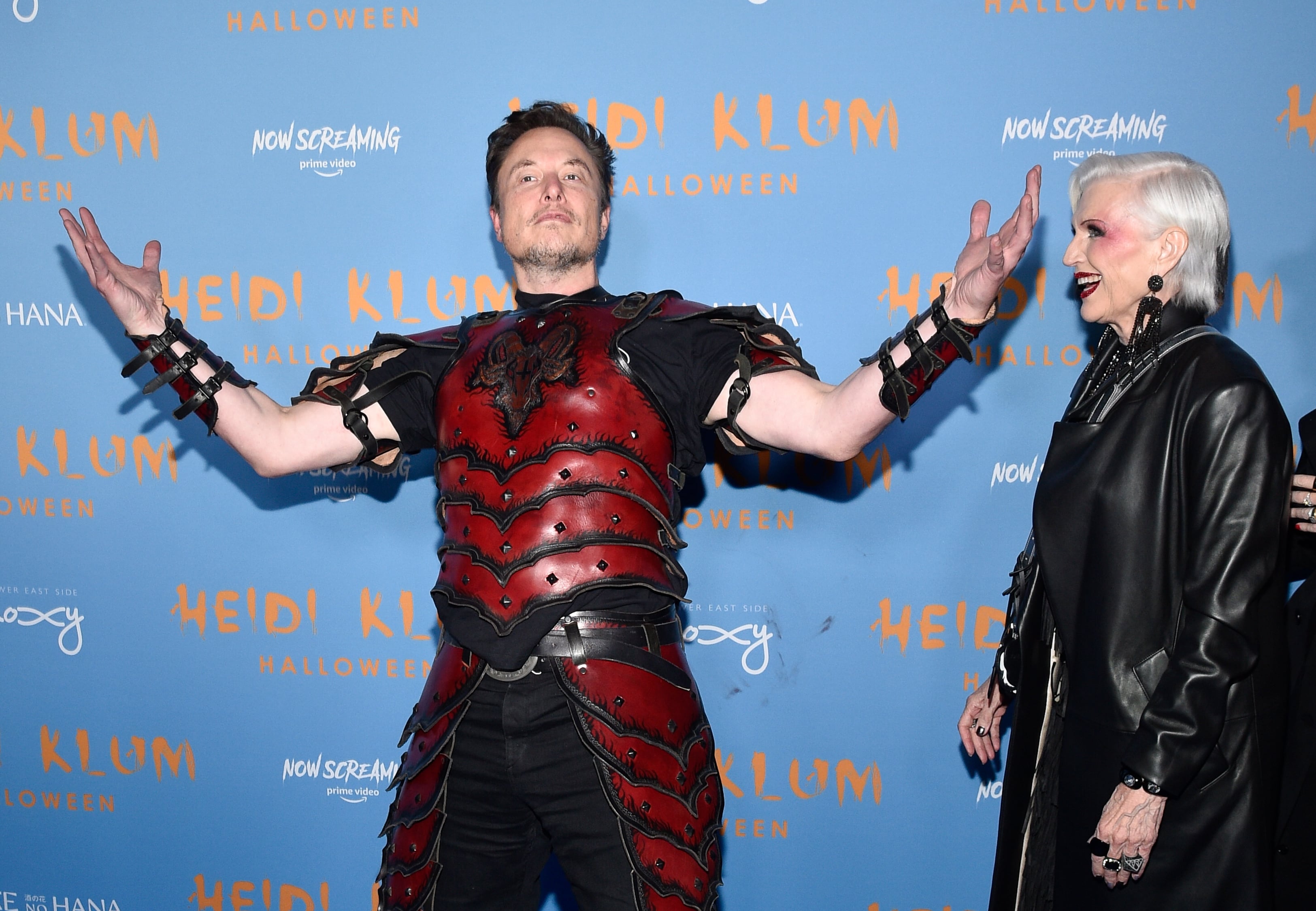 Elon Musk, y su madre Maye Musk en la fiesta de Halloween de Heidi Klum