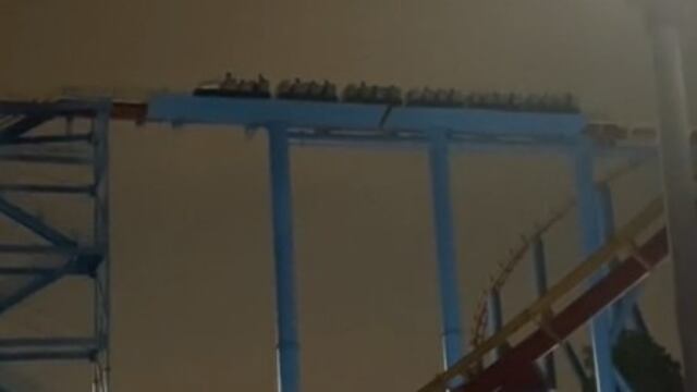 Personas atoradas en juego mecánico de Six Flags México