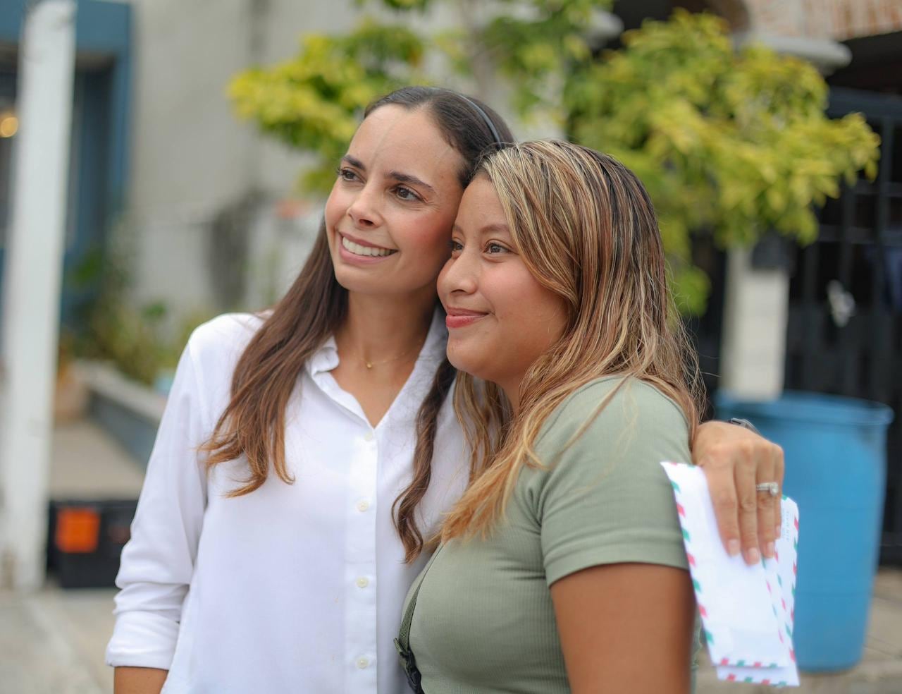 Ana Paty Peralta realiza recorrido casa por casa en Puerto Morelos para promover programas de la Cuarta Transformación.