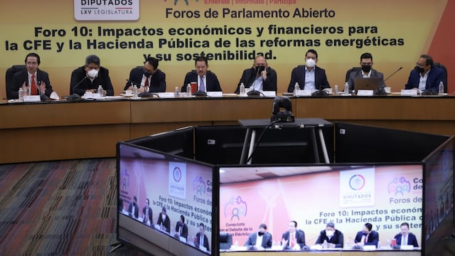 Funcionarios de la CFE y empresarios en foro sobre la Reforma Eléctrica