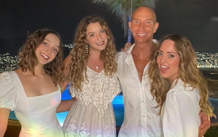 Andrea Legarreta, Erik Rubín y sus hijas Mía y Nina