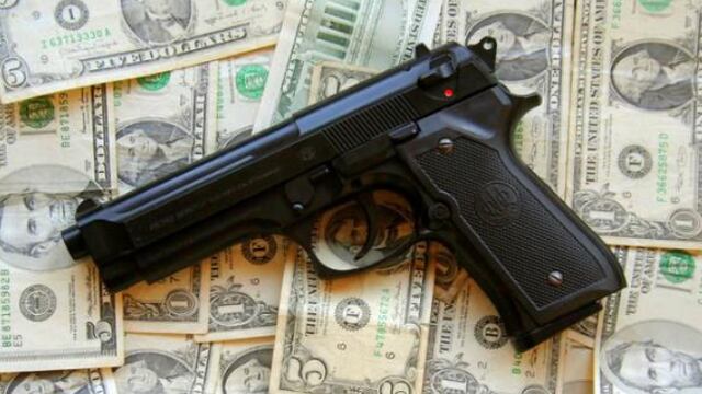 Esos funcionarios dañan profundamente a la sociedad.