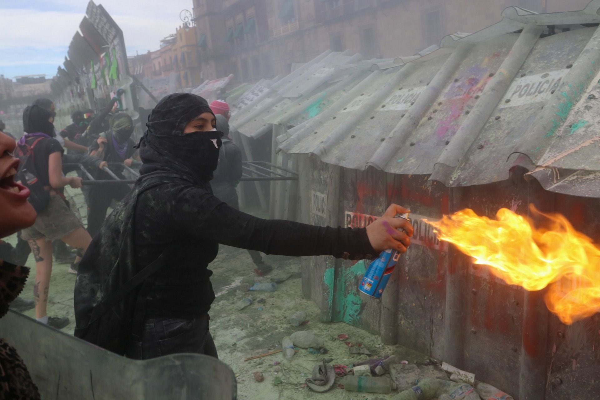 Policías se enfrentan con manifestantes en CDMX