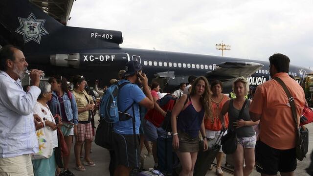 De los turistas, unos son llevados a Tijuana, otros a Hermosillo y otro tanto, al Puerto de Mazatlán. Foto/Cuartoscuro
