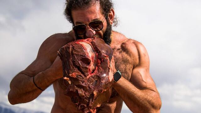 Weam Breiche comiendo carne cruda