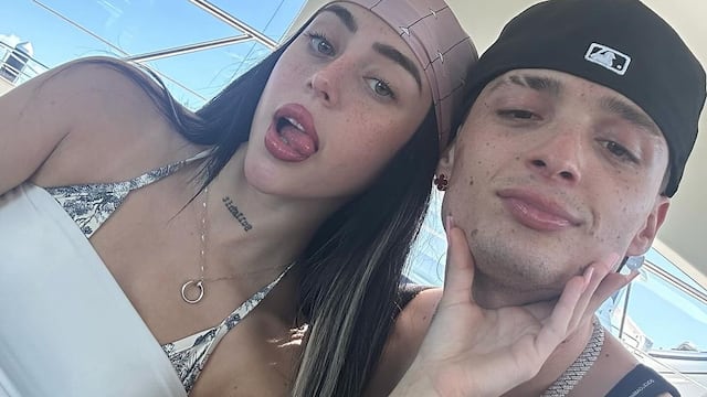 Peso Pluma y Nicki Nicole en la playa