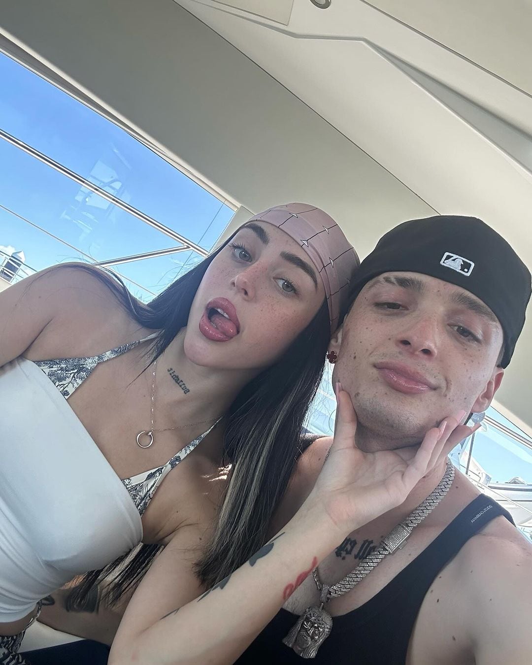 Peso Pluma y Nicki Nicole en la playa