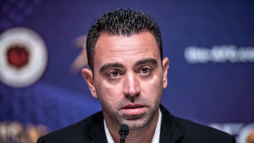 Xavi Hernández podría dirigir al AC Milan de Santiago Giménez