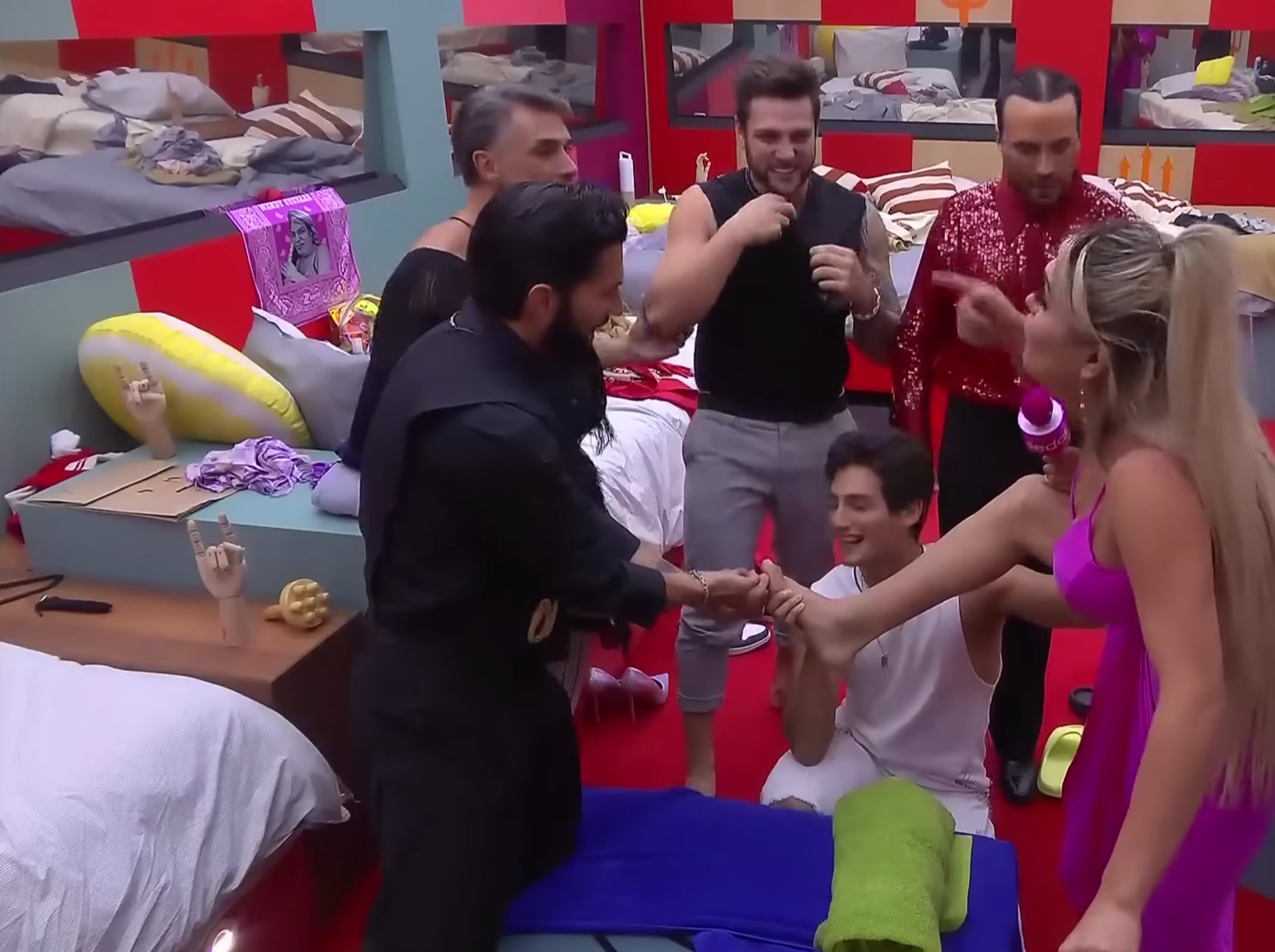 Nicola Porcella le chupa el dedo del pie a Wendy Guevara