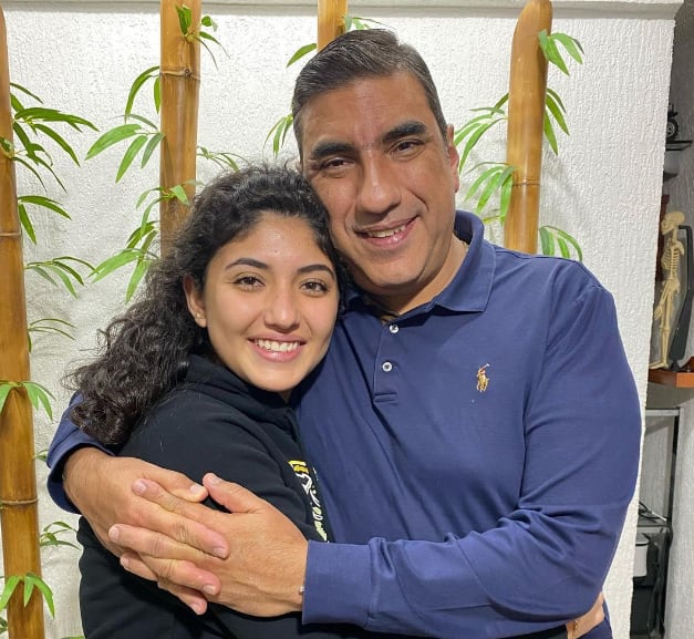 Alejandro Villalvazo y su hija.