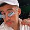 Bad Bunny aparecer en crop top durante una fiesta