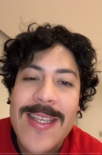 Cuenta en TikTok que fue a terapia porque necesitaba un iPhone para ser feliz