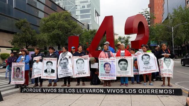 Familias de los 43 normalistas desaparecidos.