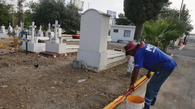 Cuadrillas de Servicios Públicos realizan trabajos de mantenimiento en panteones