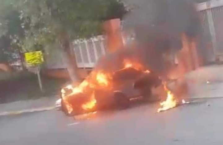 Queman auto en Monterrey durante jornada electoral.