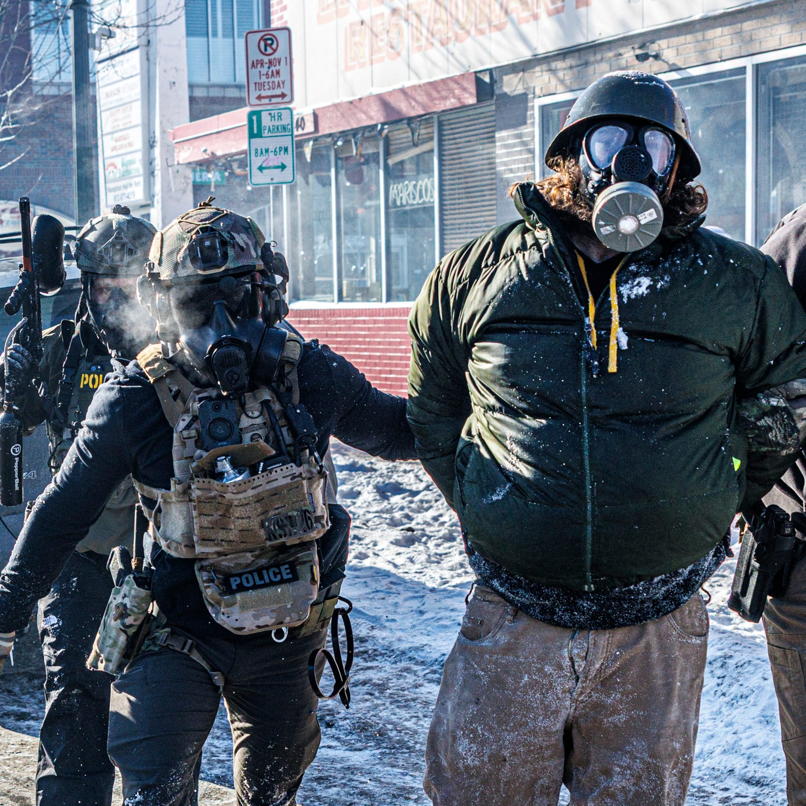 ICE planea equipar a sus agentes con guantes que pueden dar descargas eléctricas