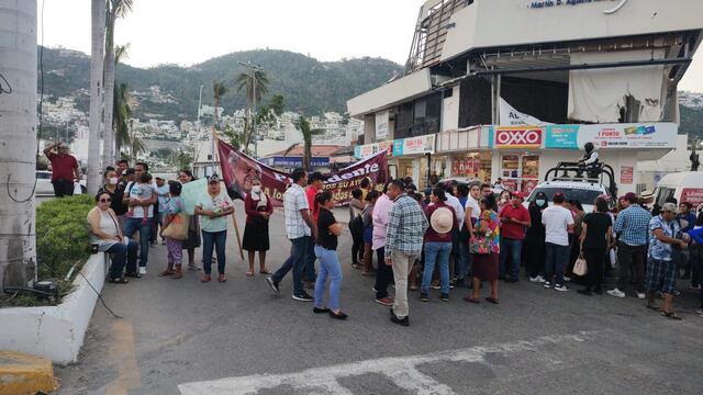 Damnificados se manifiestan frente a Base Naval en Acapulco