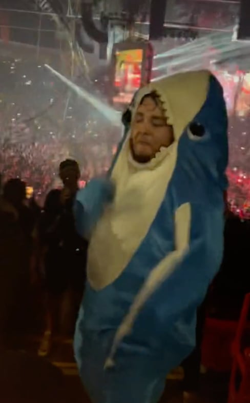 Joven vestido de tiburón en concierto de Bad Bunny