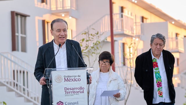 Alfonso Durazo entrega primeras viviendas del Bienestar en Cajeme.