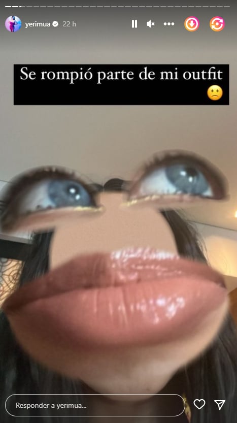 Instagram storie de Yeri Mua explicando que se le rompió parte de su vestido