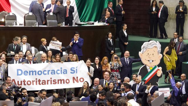 Diputados del PAN mostraron una lona con la consigna "democracia sí, autoritarismo", durante el inicio de sesiones del segundo año de ejercicio de la LVIV Legislatura.