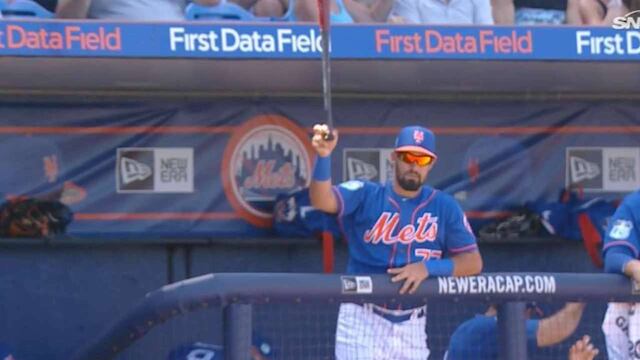 Luis Guillorme causó sensación por atrapar un bate