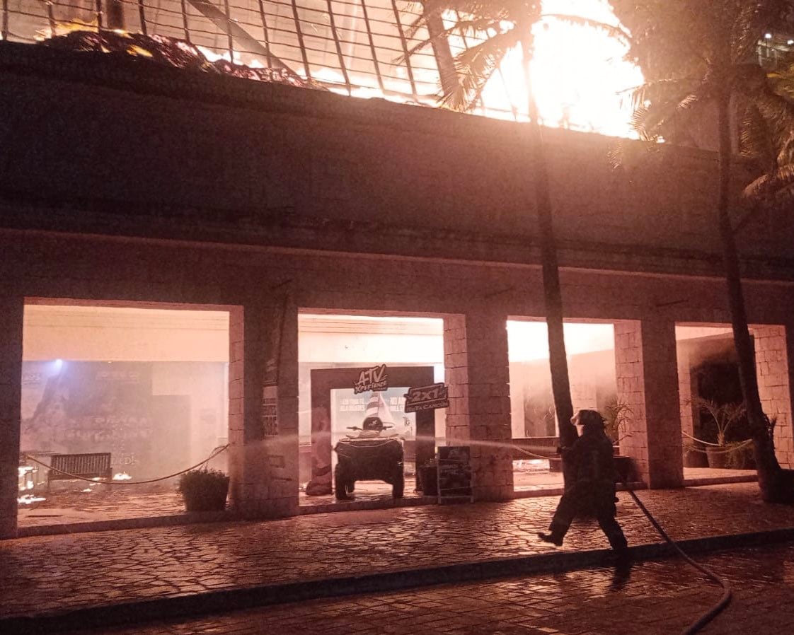 Incendio en oficinas de Grupo Xcaret en Cancún.