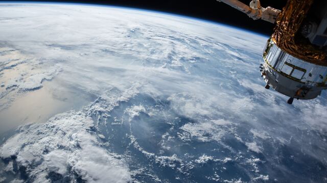Fotos desde el espacio muestra al Tifón Hagibis como un dragón que amenaza a Japón