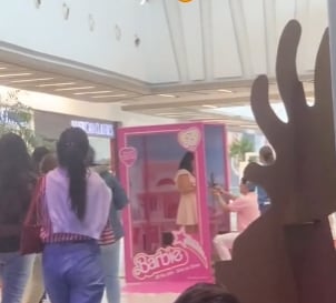 Le piden matrimonio como si fuera Barbie