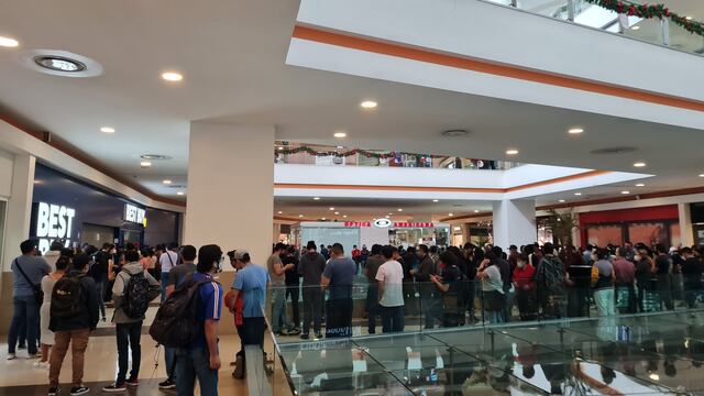 Larga fila afuera de Best Buy de Buenavista