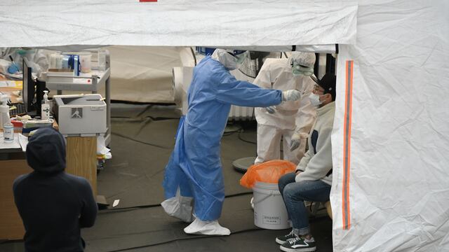 Personal médico toma prueba de Covid-19.