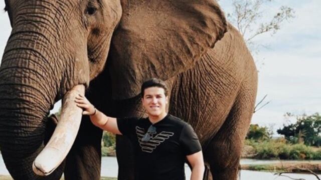 Samuel García con un elefante
