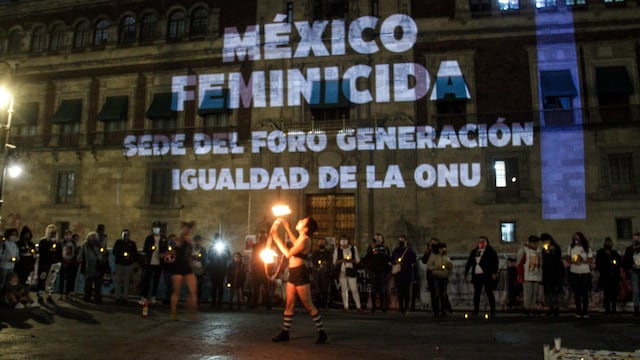 Protestas contra el feminicidio en Palacio Nacional