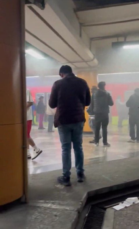 Línea 8 del Metro CDMX; reportan humo